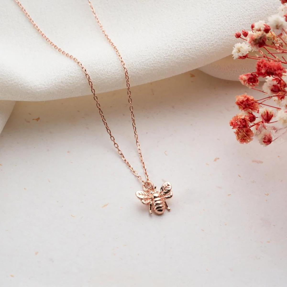 Womens Jewelry Gold Necklace Titanium Steel Cable Chain Brass Real Gold Plated Little Bee Pendant Non Fading Clavicle Chain