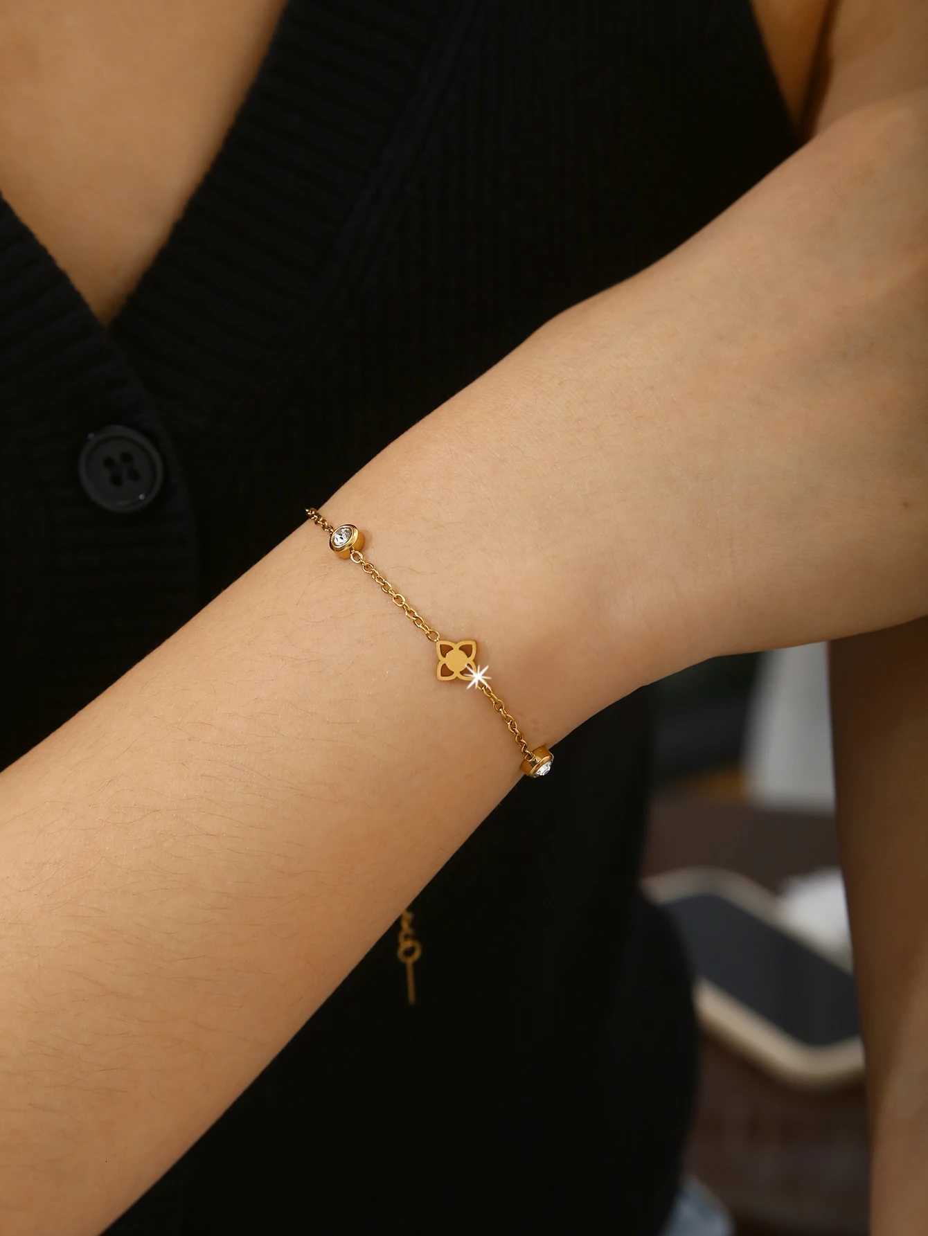 1Pcs Charm Personalized Light Luxury Stainless Steel 18K Gold Plated With Diamonds Tiny Flowers Necklace Female H260321 - view 6