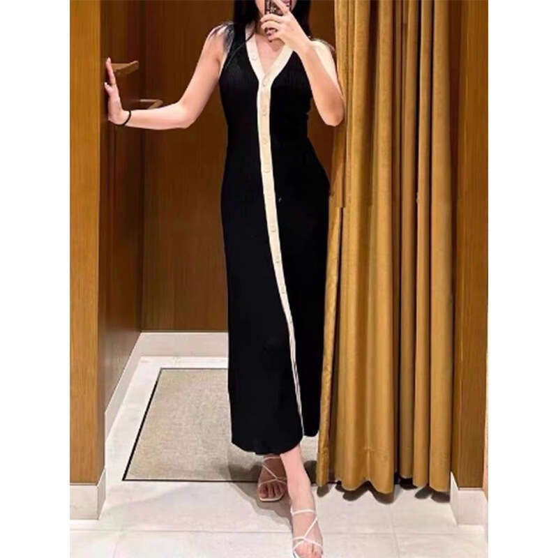 2026 Spring New Designer French F8 Elegant Black and White Contrast Sleeveless V-neck Knitted Dress