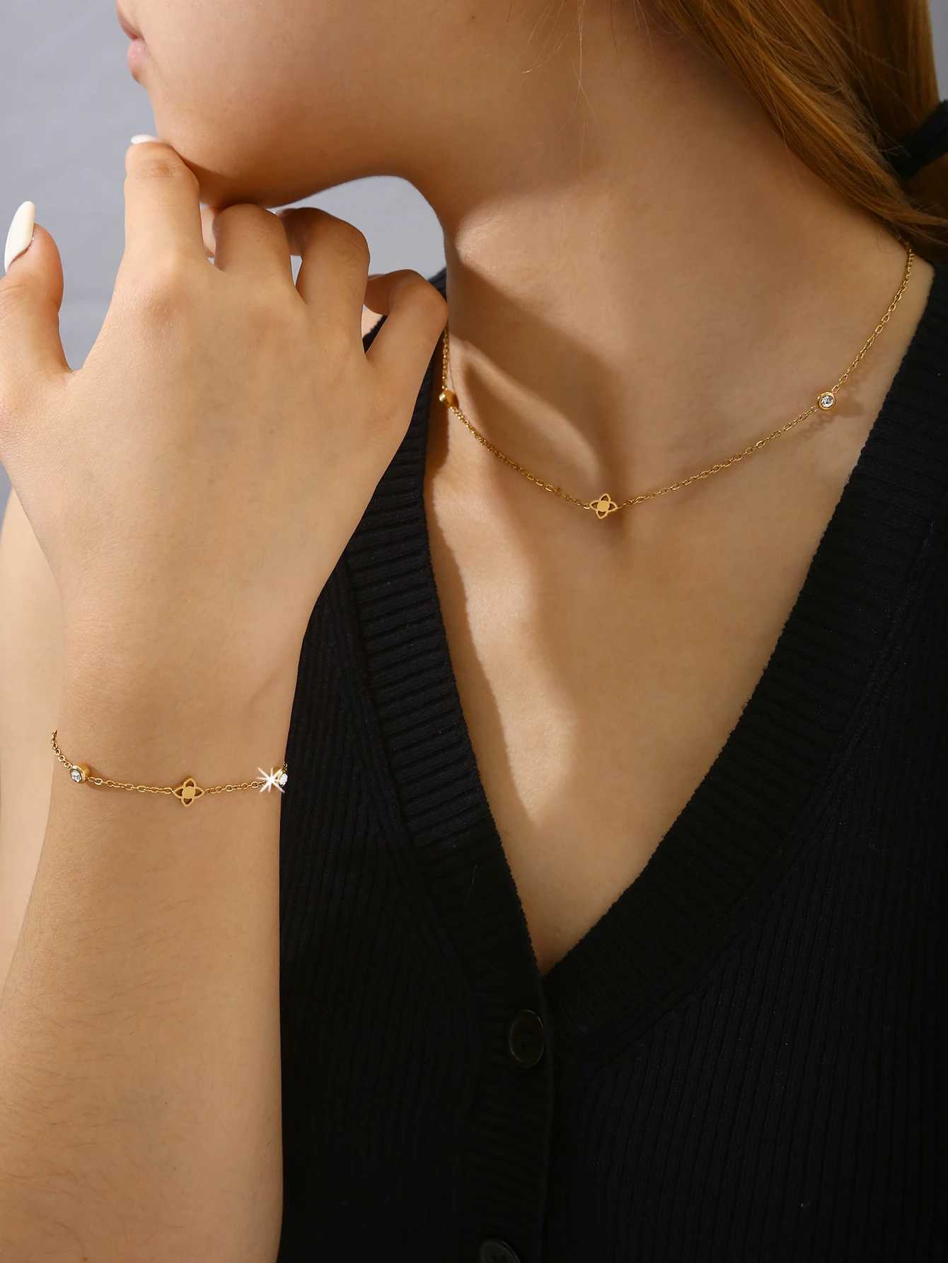 1Pcs Charm Personalized Light Luxury Stainless Steel 18K Gold Plated With Diamonds Tiny Flowers Necklace Female H260321 - view 4
