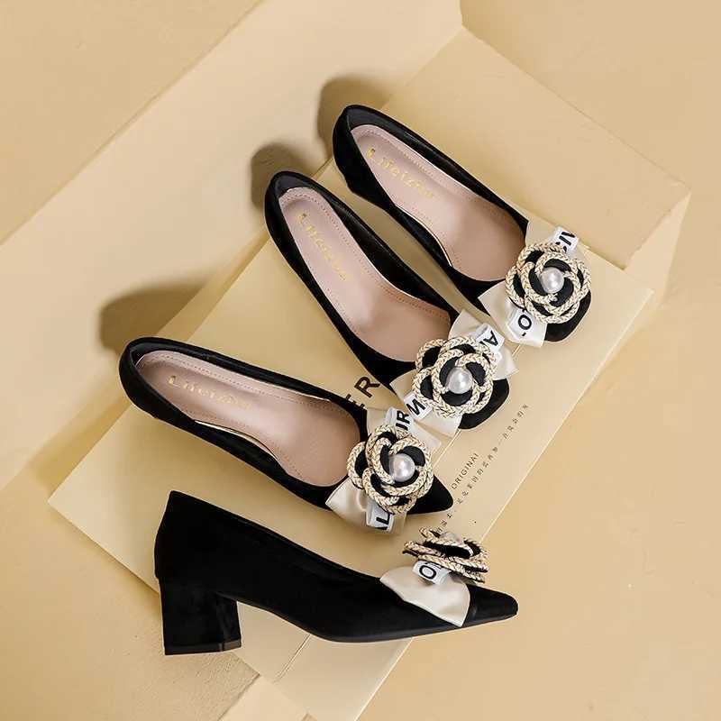 Plus Size 35-43 Women Pumps Med Heel Square Toe Point Toe Camellia Flower Pumps Office Lady Leahter Shoes Soft Soles Slip On C260321