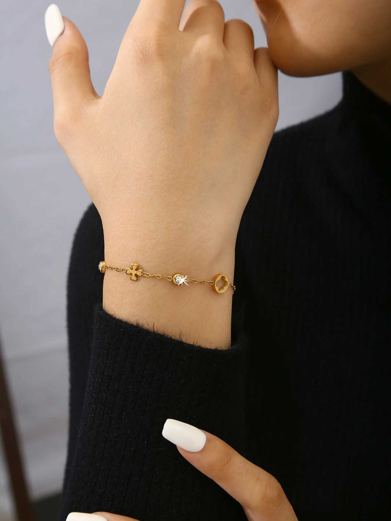 Delicate Temperament Trend Versatile Stainless Steel 18K Gold-Plated Diamonds Hollow Cross Flower Female H260321 - view 6