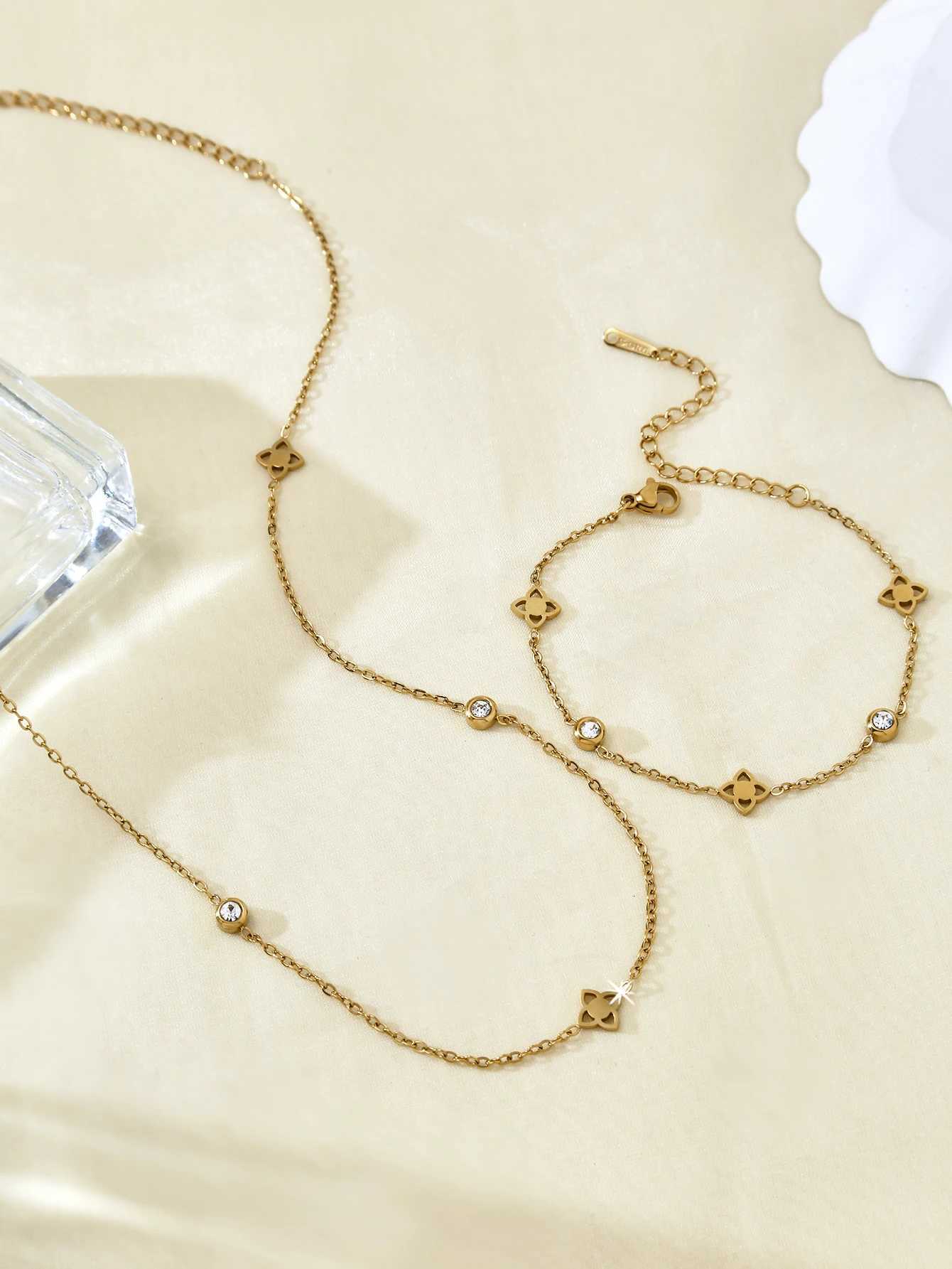 1Pcs Charm Personalized Light Luxury Stainless Steel 18K Gold Plated With Diamonds Tiny Flowers Necklace Female H260321 - view 3