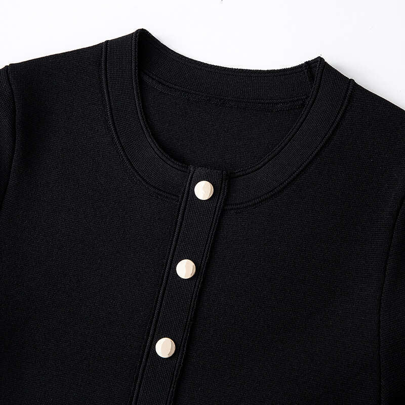 Designer's high-end elegant A11 women's French black and white color block round neck sleeves, single breasted pleated skirt, knitted short 