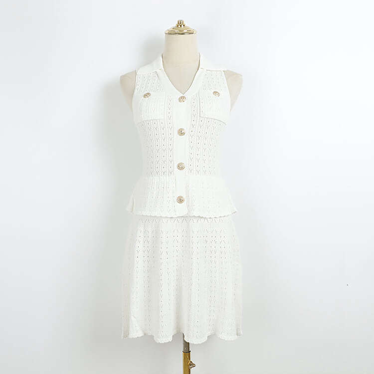 j29 Designer's mid length knitted dress for summer and autumn, sleeveless and foldable, with gold buttons at the waist and pleated hem at the hem