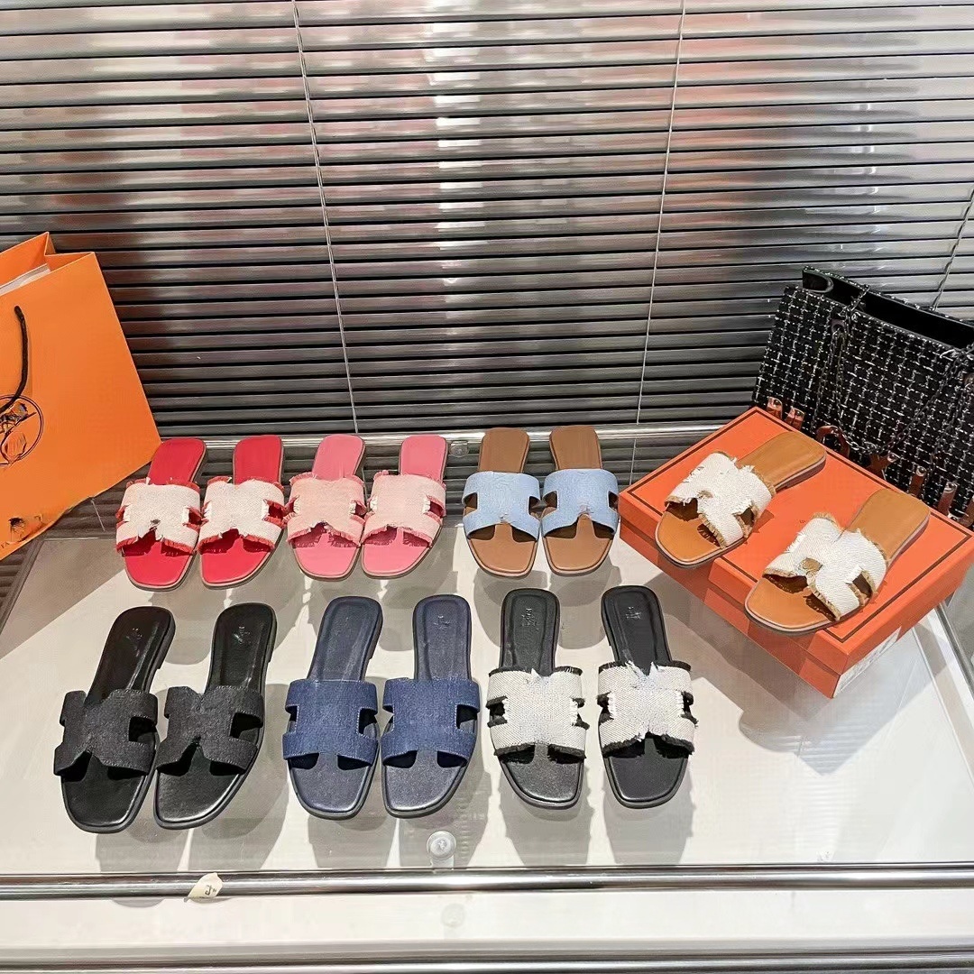 Designer shoes Sandals Platform Embroidered soft-soled Home Slippers Thick soled women's flat slippers fashion leather buckle strap sandal