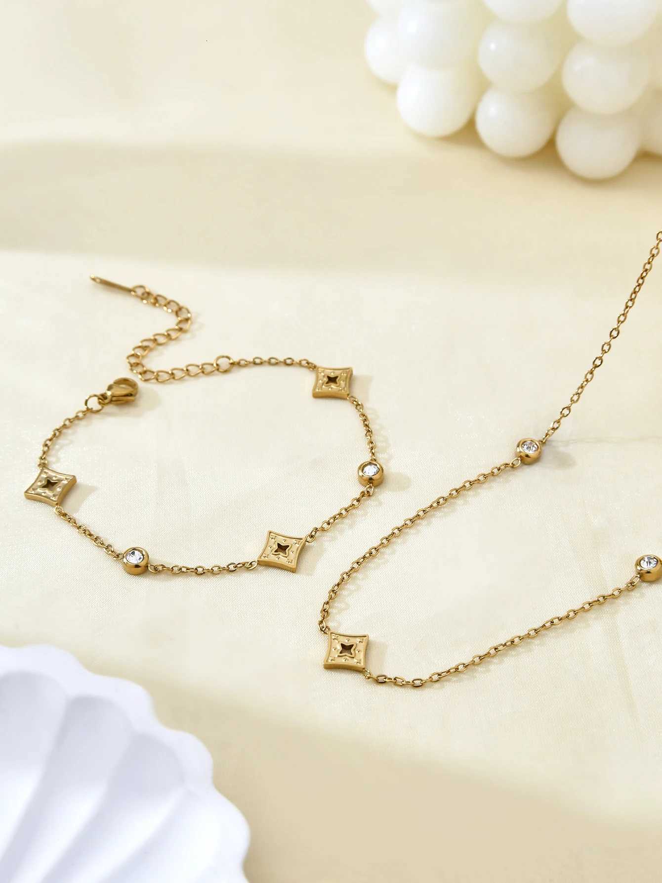 1Pcs Fashion Commuter Light Luxury Charm Stainless Steel 18K Gold-Plated Rhombus Cross Pendant Lockbone Chain Women H260321 - view 3