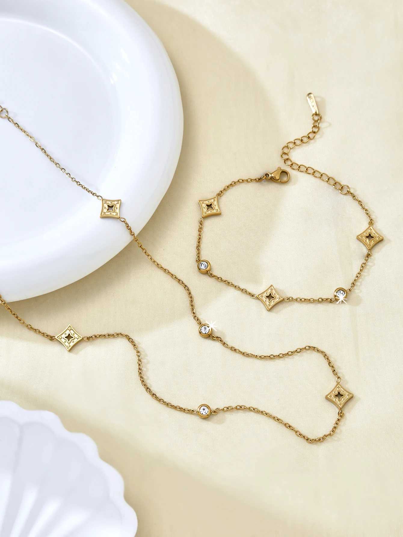 1Pcs Fashion Commuter Light Luxury Charm Stainless Steel 18K Gold-Plated Rhombus Cross Pendant Lockbone Chain Women H260321