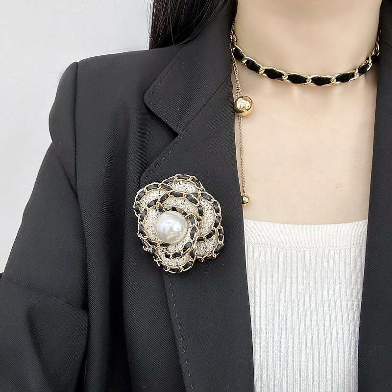 Broch Retro Fabric Style Metal Chain Pearl Camellia Brooch Three Dimensional Flower Niche Fashion Exquisite Pin Multi Color Chest Flower Designer Broc