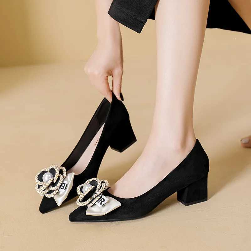 Plus Size 35-43 Women Pumps Med Heel Square Toe Point Toe Camellia Flower Pumps Office Lady Leahter Shoes Soft Soles Slip On C260321