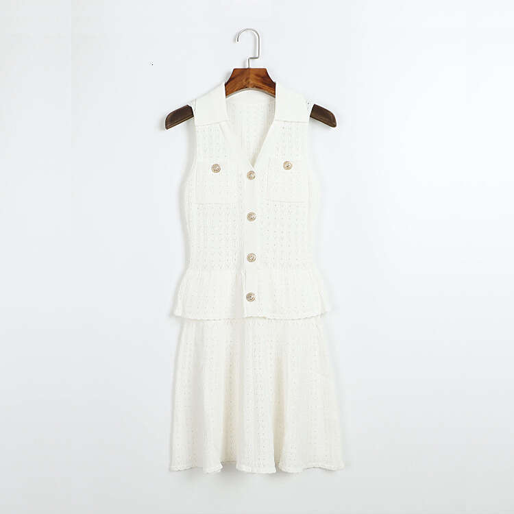 j29 Designer's mid length knitted dress for summer and autumn, sleeveless and foldable, with gold buttons at the waist and pleated hem at the hem