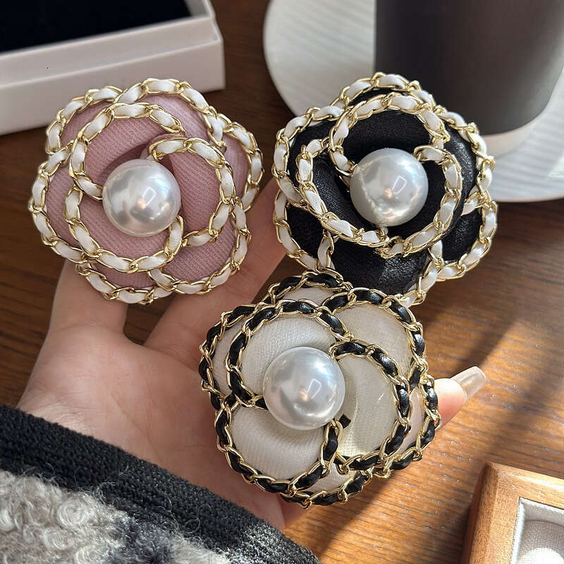 Broch Retro Fabric Style Metal Chain Pearl Camellia Brooch Three Dimensional Flower Niche Fashion Exquisite Pin Multi Color Chest Flower Designer Broc