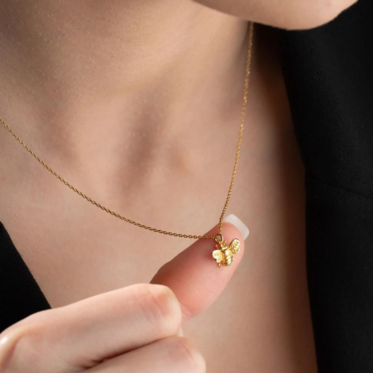 Womens Jewelry Gold Necklace Titanium Steel Cable Chain Brass Real Gold Plated Little Bee Pendant Non Fading Clavicle Chain