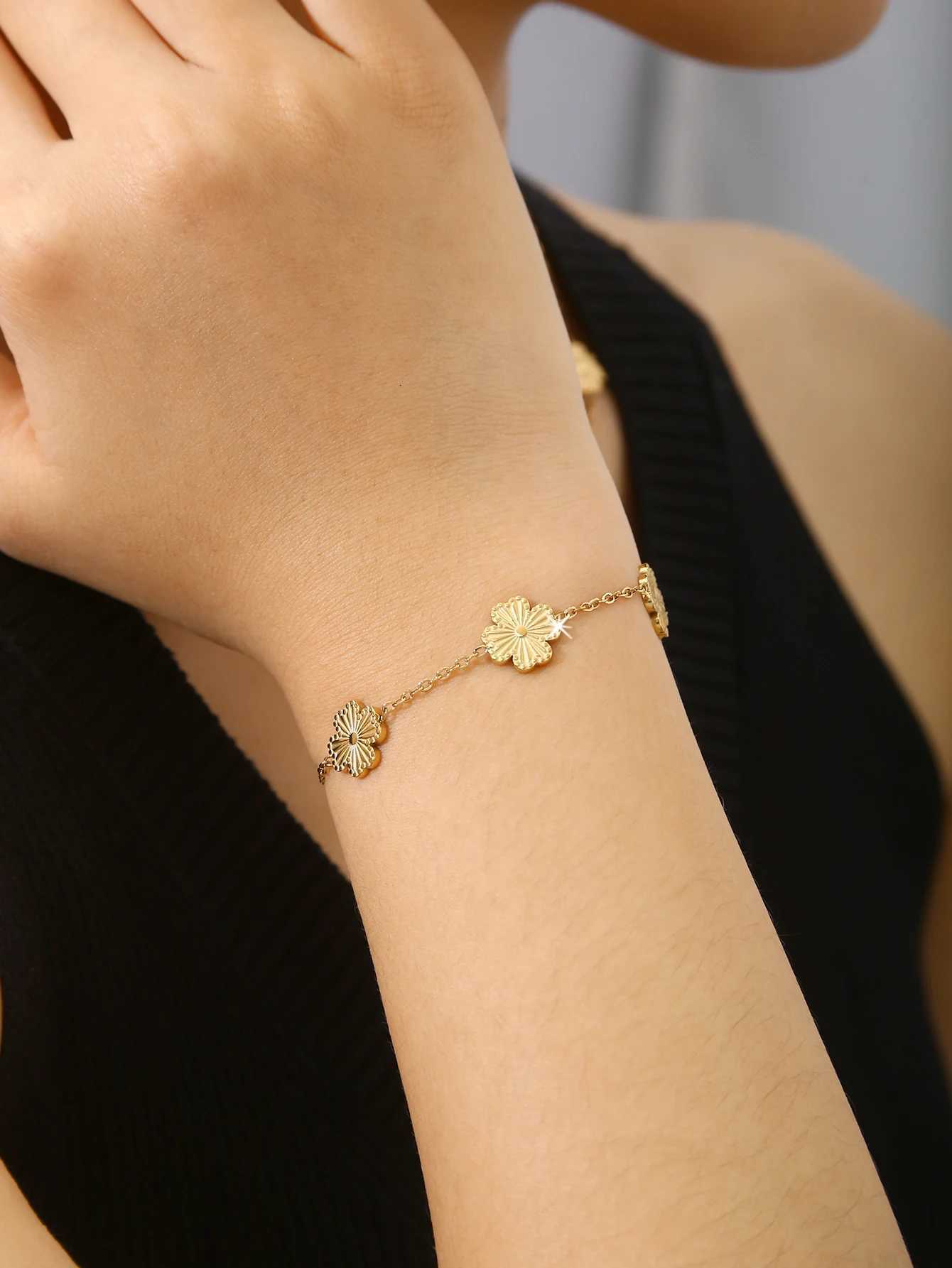 1Pcs Temperament Exquisite Senior Sense Charm Stainless Steel 18K Gold Plated Lucky Flower Necklace Female H260321 - view 6