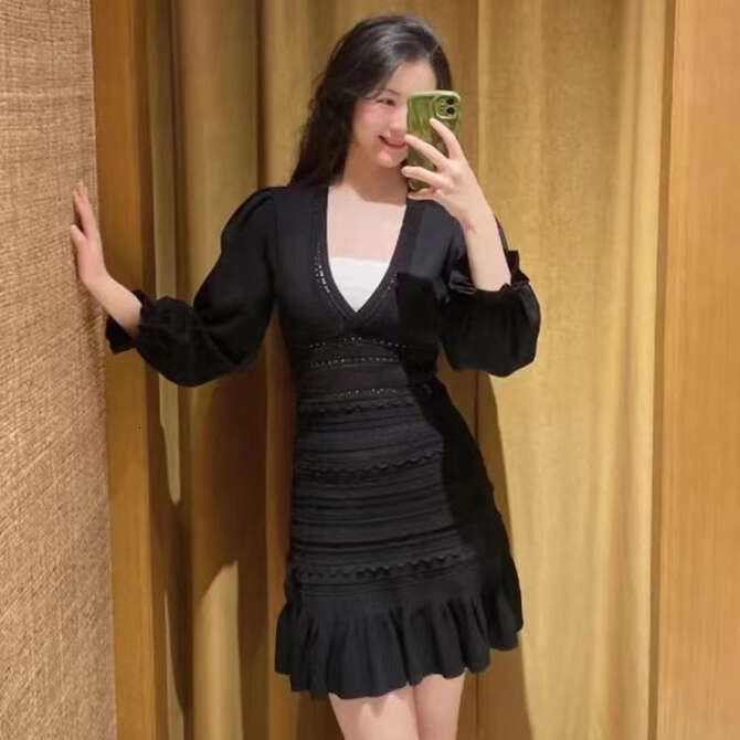 2026 Spring New Designer French Elegant Lantern Sleeve V-neck Slim k30 Knitted Dress