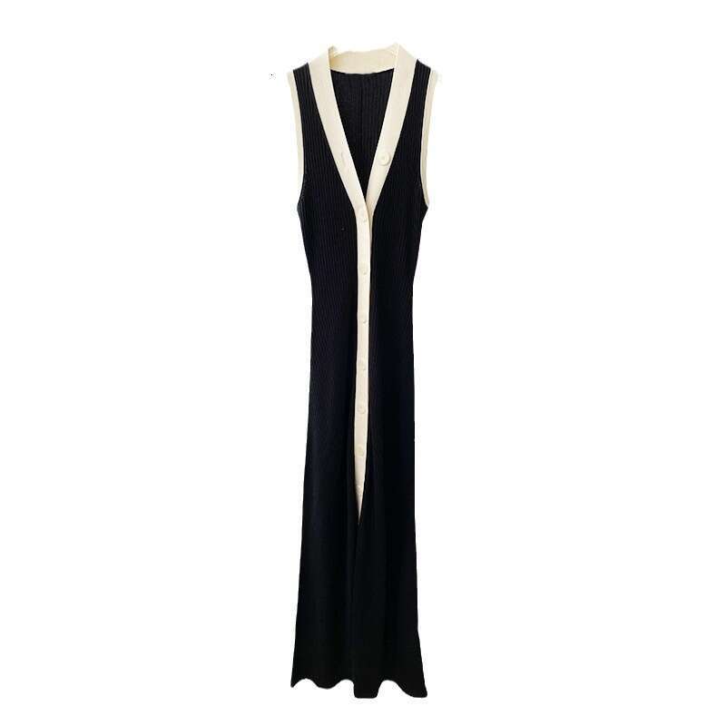 2026 Spring New Designer French F8 Elegant Black and White Contrast Sleeveless V-neck Knitted Dress