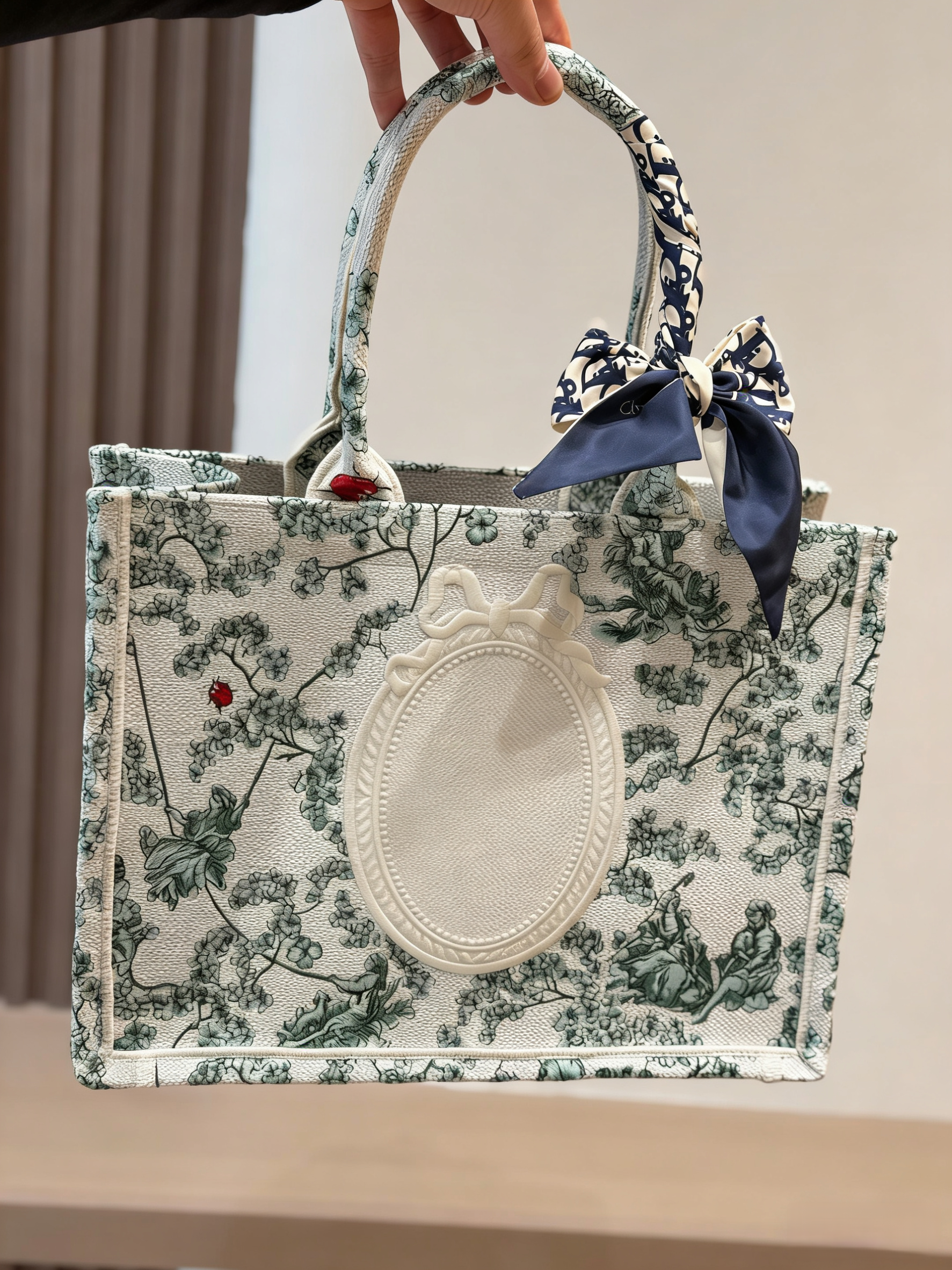 Luxury Tote Bag Embroidered Floral Canvas Designer Handbags Ladybug Charm Four Leaf Clover Pendant Elegant Shoulder Bag Vintage Style