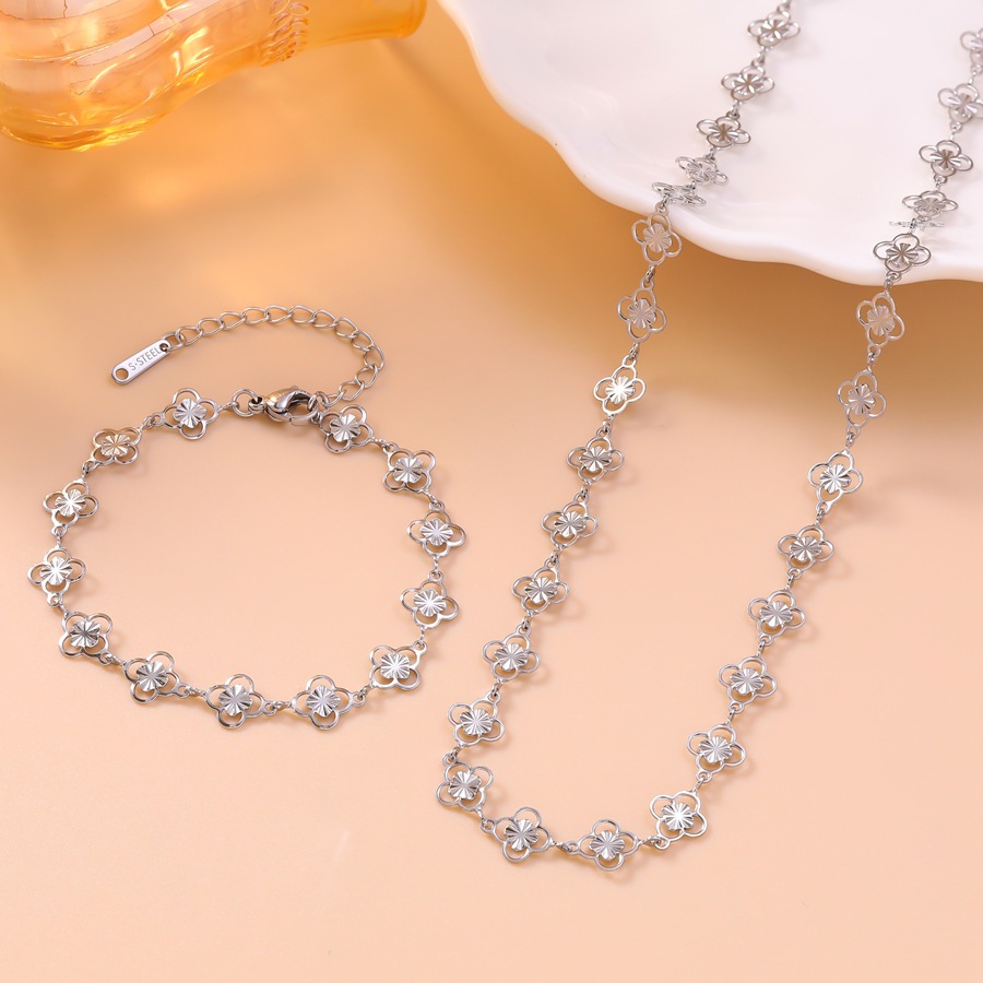 Hollow-carved leaf clover bracelet and necklace set for women, 18K gold stainless steel jewelry - view 3