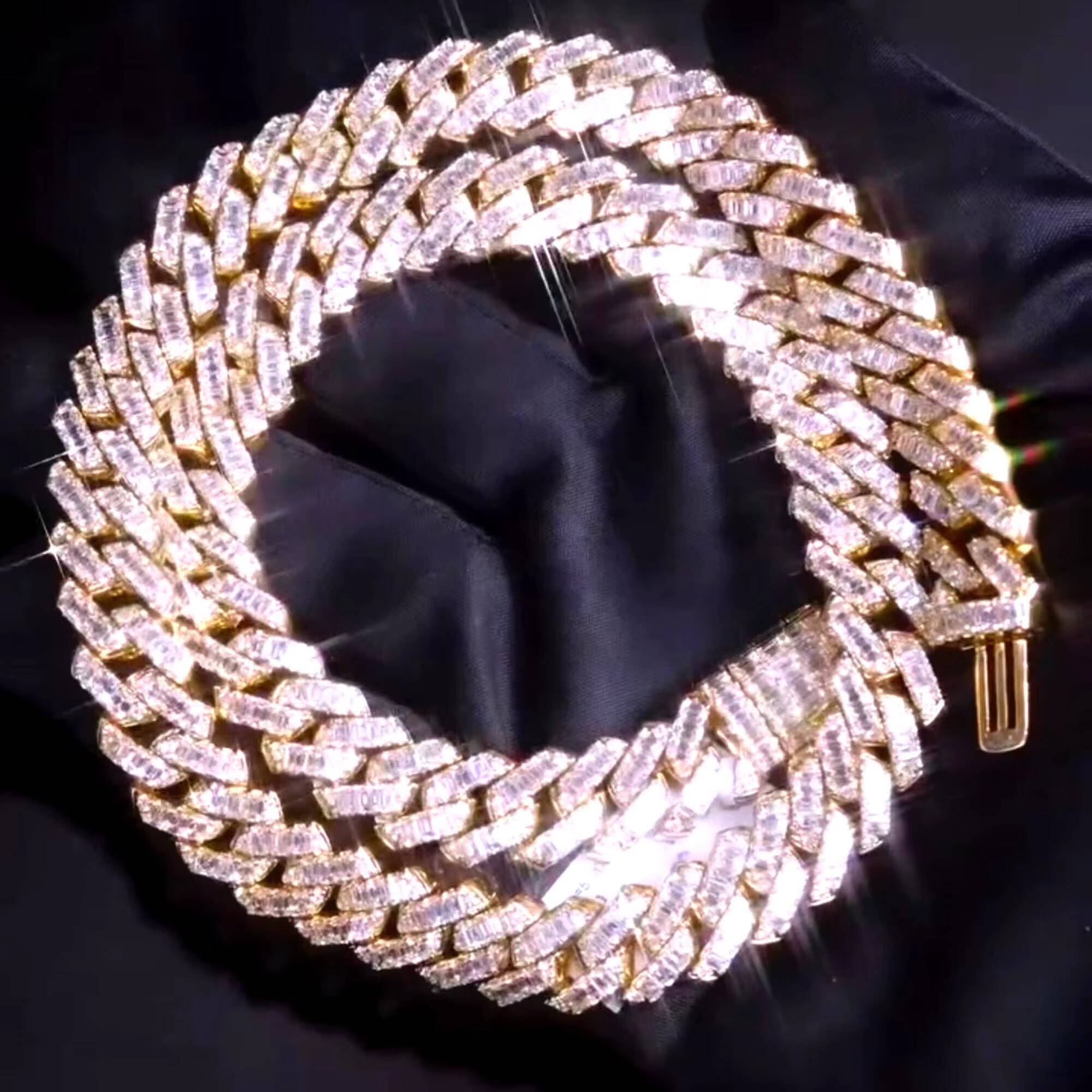 High Quality Customized Iced Jewelz 18mm Cuban Link Moissanite Diamond Chain 925 Sterling Silver Yellow Gold Plated D VVS Hip