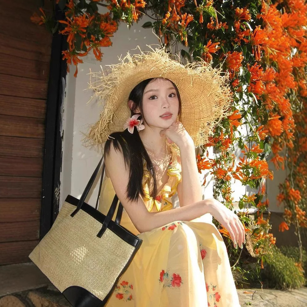French V-neck Yellow Floral Strap Dress Women's Summer Elegant Waist-cinching Slimming Designer Dress Dopamine Sweet Long Dress