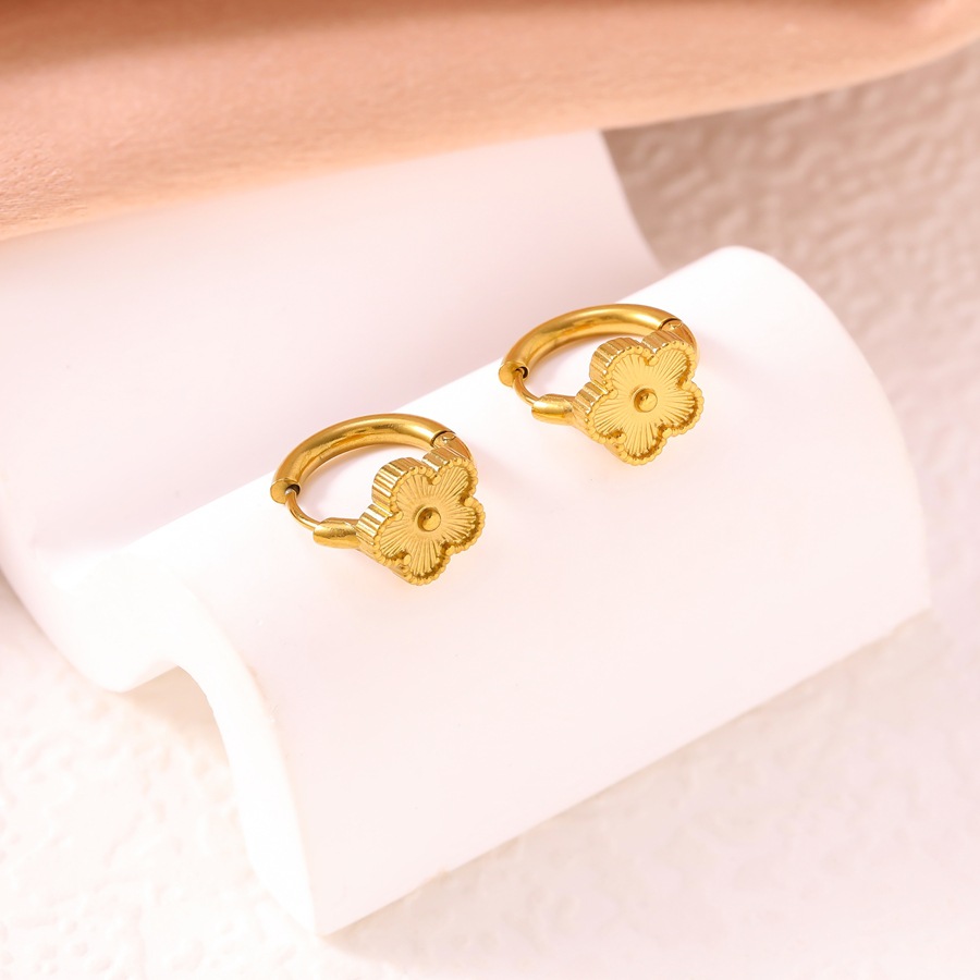 Directly supplied by cross-border e-commerce, fashionable and versatile five-petal flower earrings for women, vacuum-plated 18K gold stainless steel e - view 5