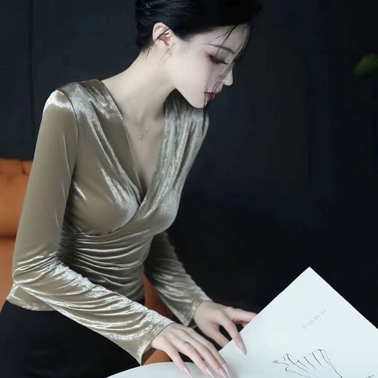 Light Luxury And High-end Khaki V-neck Waist-cinching Top For Women New Designer T-shirt Autumn Style Fashionable Designer Hoodie And Age-reducing Velvet Blouse