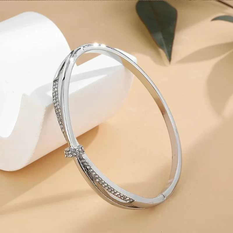 Classic Stainless Steel Punk Style Hollow Geometric Charm for Women Metal Rust-proof Wrist Jewelry Gift Party H260323 - view 4