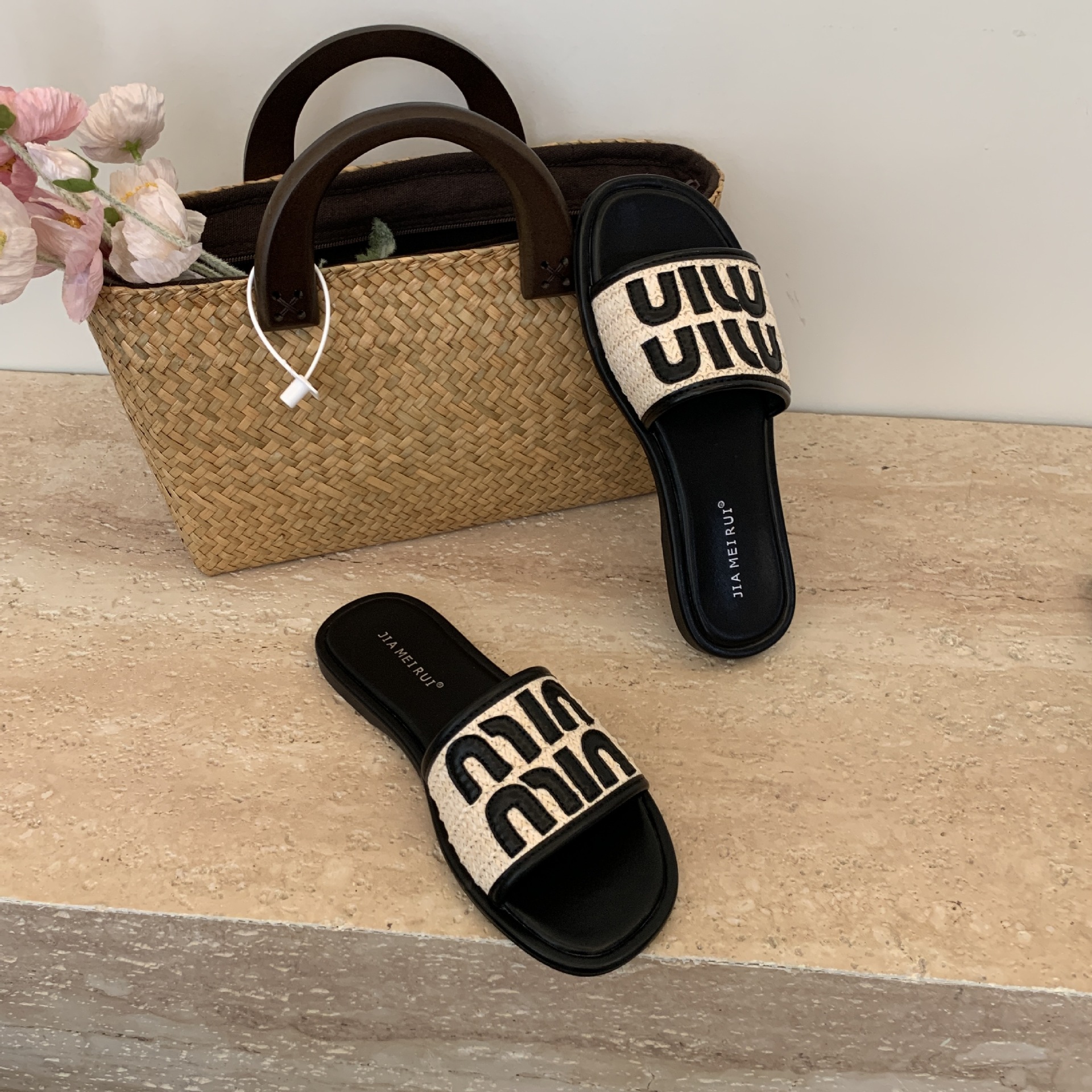 2026 Summer Hot Fashionable and Casual Trendy Letter Designer Flat Slippers Outdoor Home Classic Beach Shoes for Women