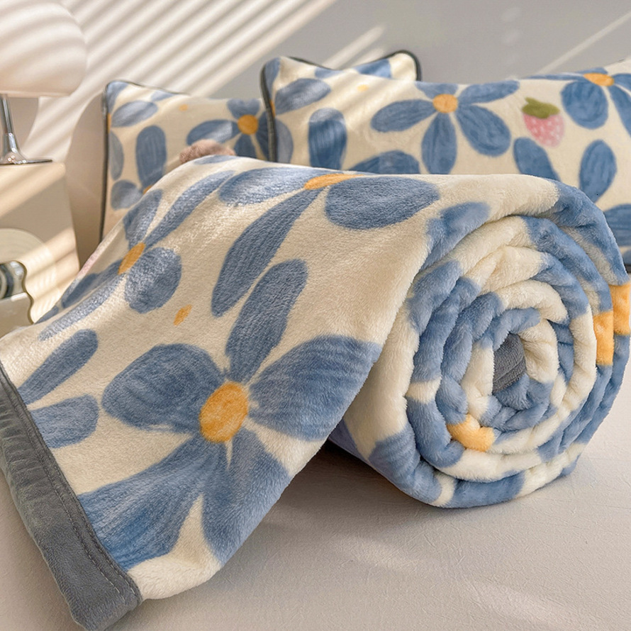 Thickened Milk Fleece Coral Fleece Flannel Sofa Throw Blanket for Office Lunchtime and Air-Conditioned Rooms