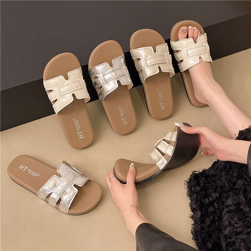 Retro and elegant one-piece sandal for women, suitable for summer outings. Trendy flat sandals for beach vacation and casual wear.