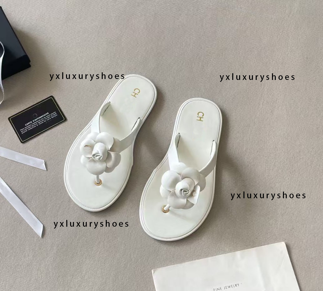 2026SS Luxury Designer slippers Women's Sand beach anti-slip slippers Summer fashion Wide flat flip-flops CC classic High quality diamond upper sandals size 35-42