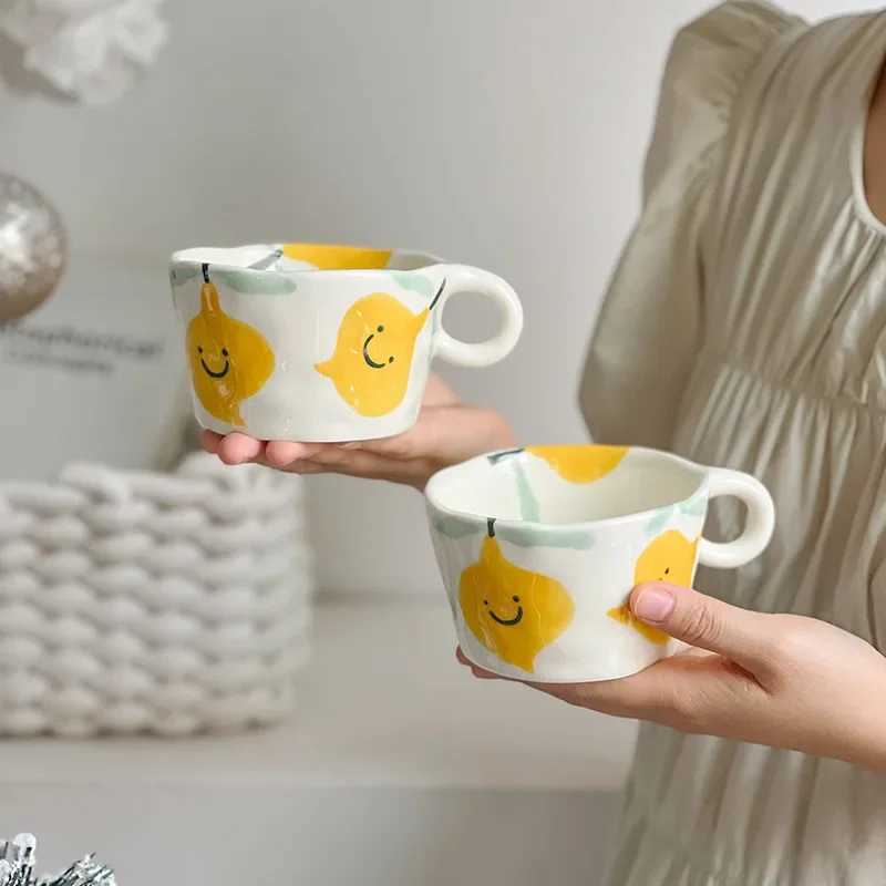 300ML Ceramic Mugs Hand Pinched Irregular Mug Hand-painted Strawberry Flower Coffee Cup Breakfast Milk Afternoon Tea Cup Gift H260323