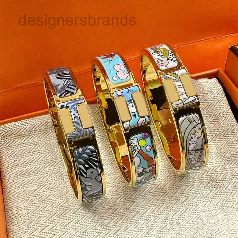 Bangle 2026 New H Bracelet Classic Animal Pattern Cuff Bracelet Couple 316L Titanium Steel Designer Jewelry for Men and Women AA