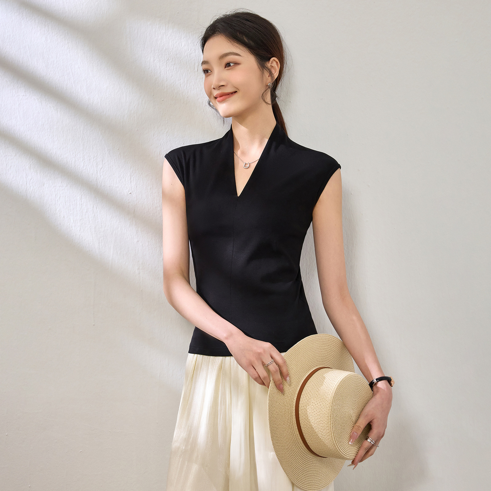 Elegant Polo V-neck Sleeveless T-shirt For Women 2026 Designer T-shirt Designer Hoodie Summer New Design Niche Slim-fit Style Guangzhou Women's Top