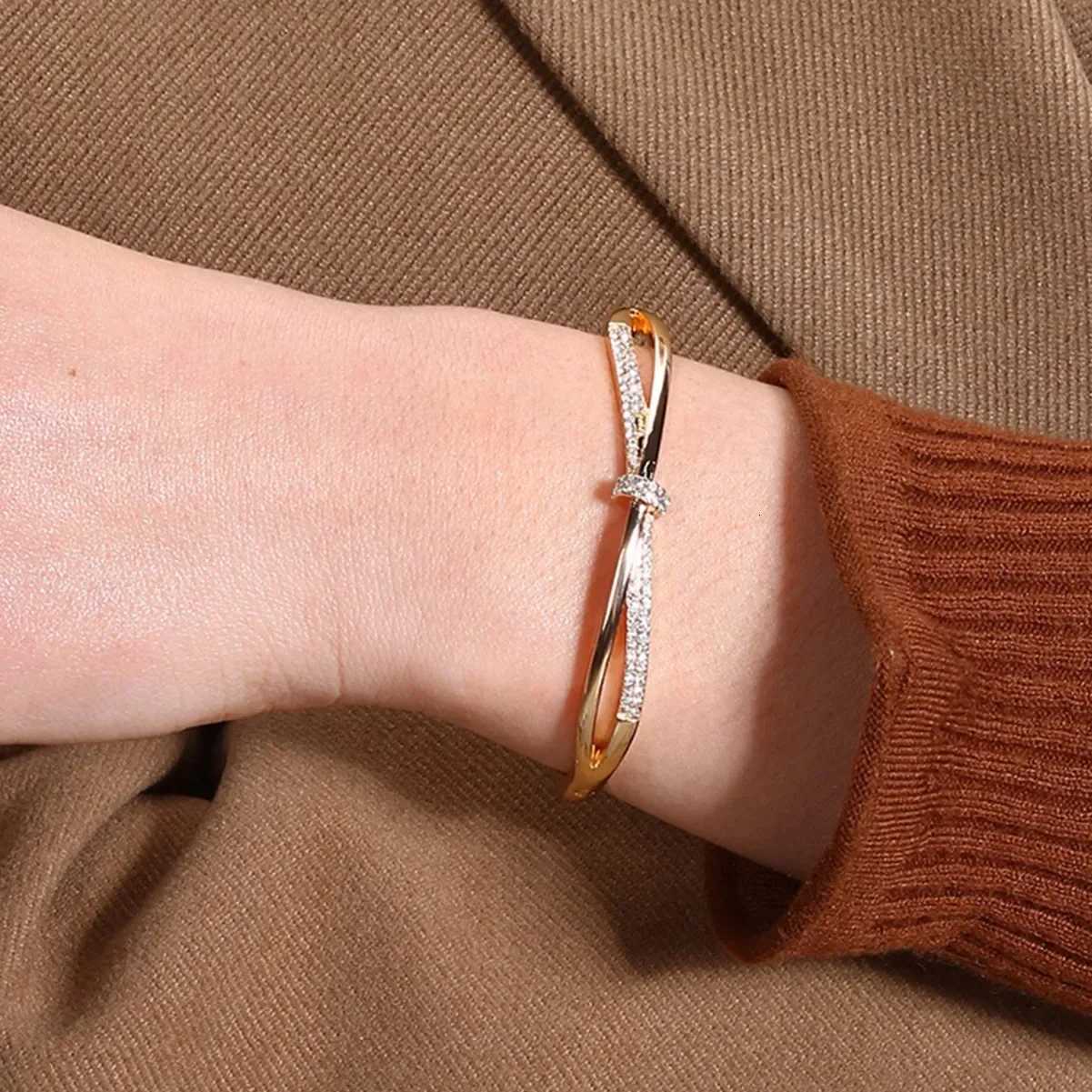 Classic Stainless Steel Punk Style Hollow Geometric Charm for Women Metal Rust-proof Wrist Jewelry Gift Party H260323 - view 3