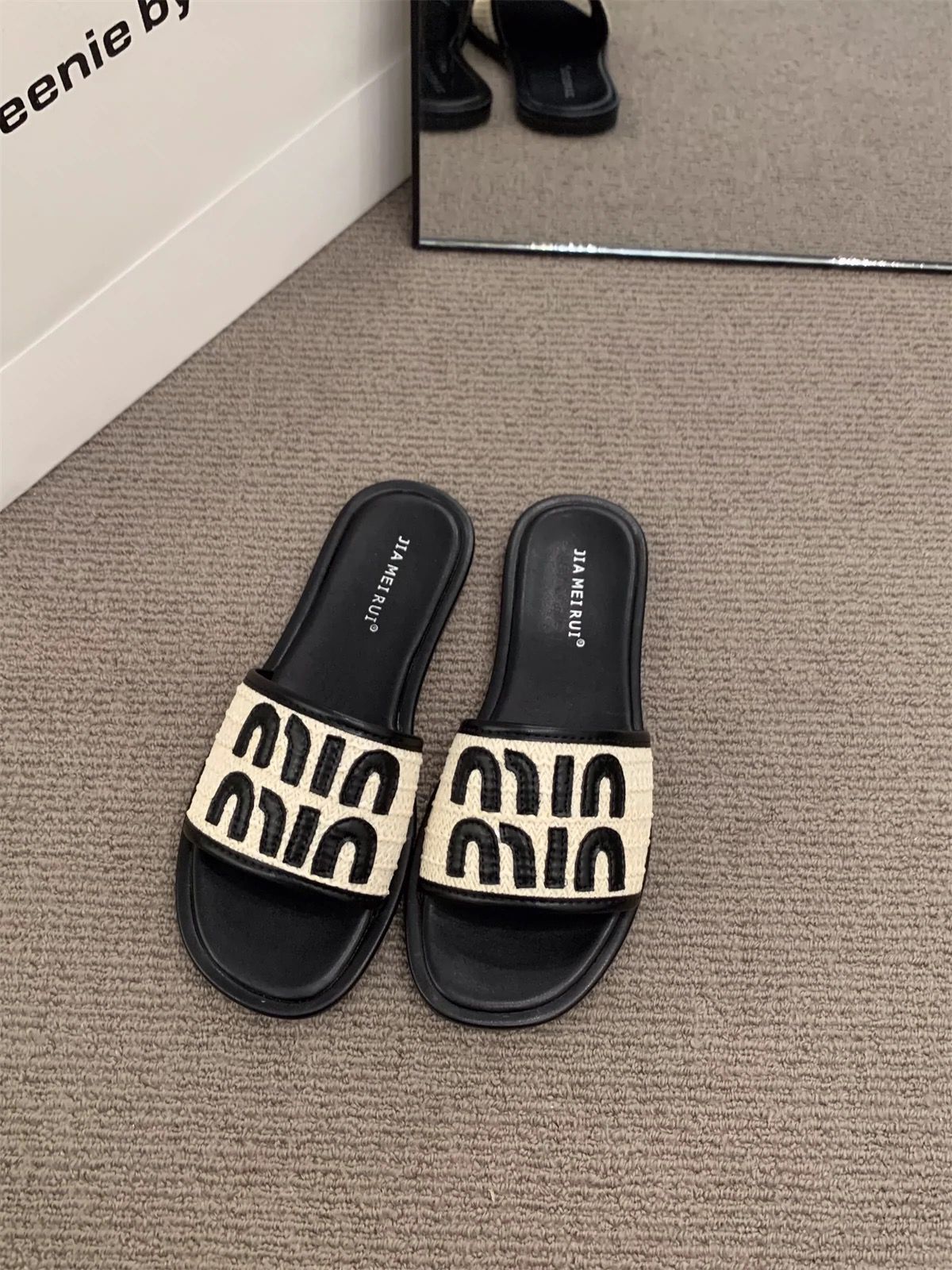 2026 Summer Hot Fashionable and Casual Trendy Letter Designer Flat Slippers Outdoor Home Classic Beach Shoes for Women