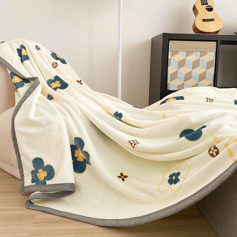 Thickened Milk Fleece Coral Fleece Flannel Sofa Throw Blanket for Office Lunchtime and Air-Conditioned Rooms