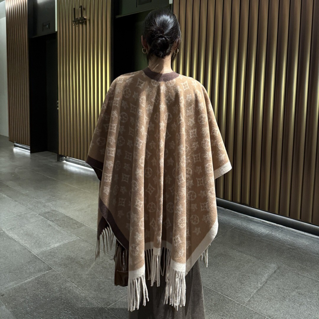 Luxurious Yet Refined Segmented Fringes Designer Scarf Outdoor Sports Warm Blanket Fashionable And Elegant Combination