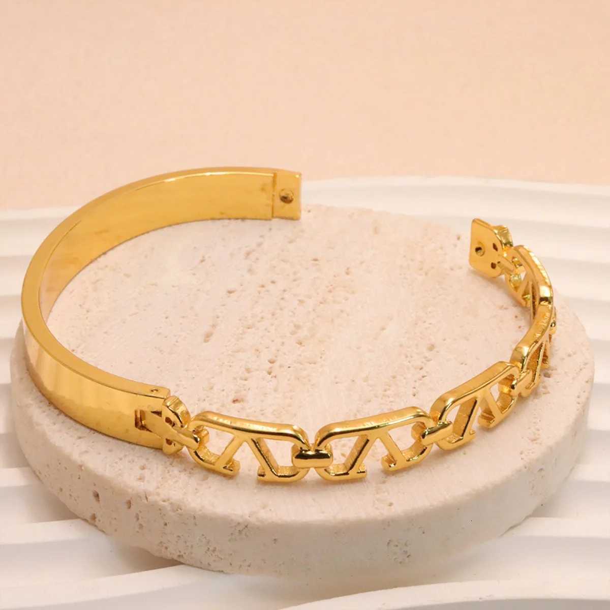 StainlESS Steel SnAP-on Bangles Women Gold Color Openwork Chain Bangles Fashion AccESSories Gift 60mm Button H260323 - view 4