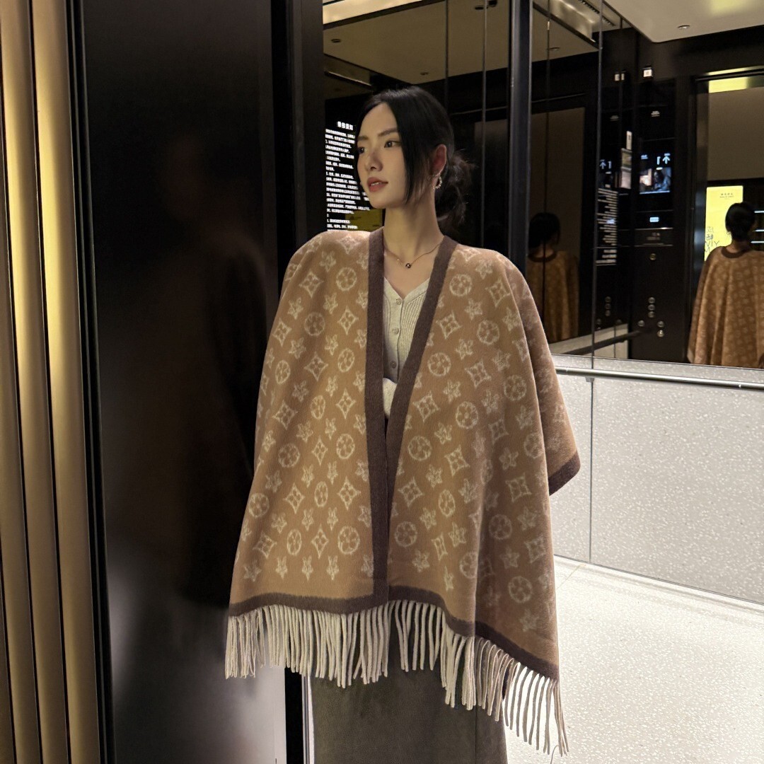 Luxurious Yet Refined Segmented Fringes Designer Scarf Outdoor Sports Warm Blanket Fashionable And Elegant Combination