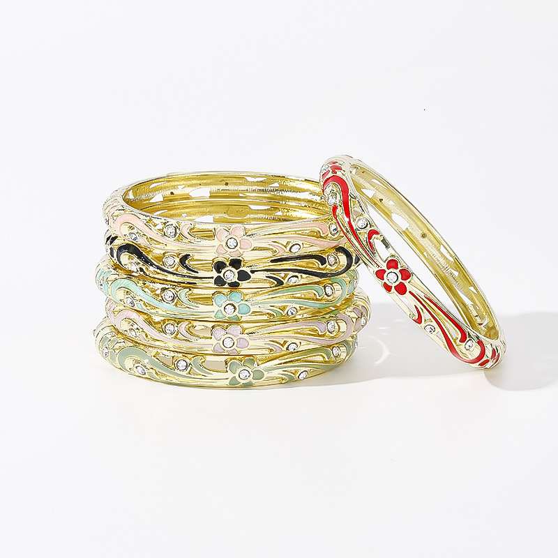 Luxurious sophisticated fashion retro alloy bracelet with palace-style carved designs, hollow enamel and drip-glazed finish