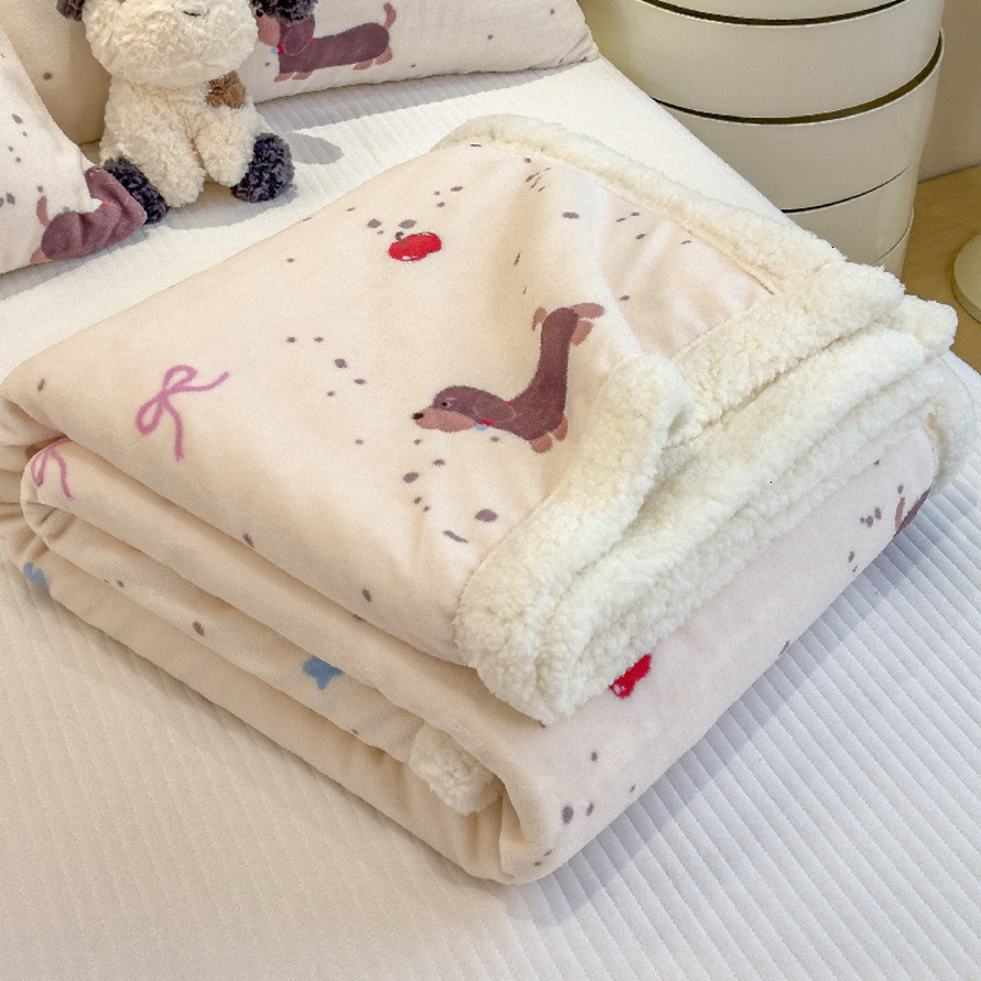 Thickened winter lamb wool milk office nap blanket, coral fleece shawl, small quilt, sofa blanket