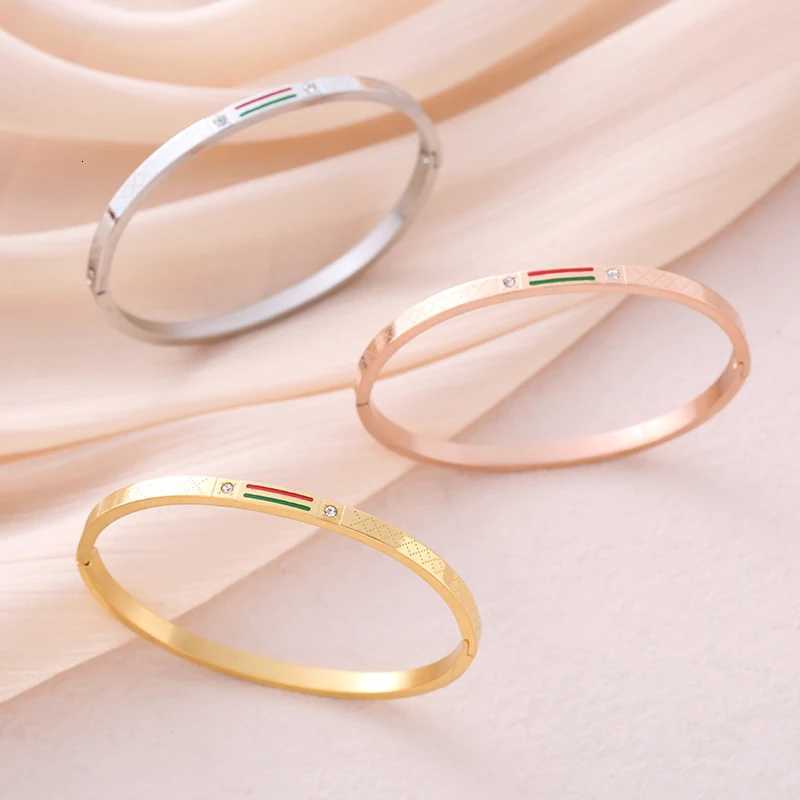 Womens Red Green Dual Tone Drop Adhesive with Fashionable Mesh Pattern Rhinestone Inlaid Stainless Steel Jewelry H260323