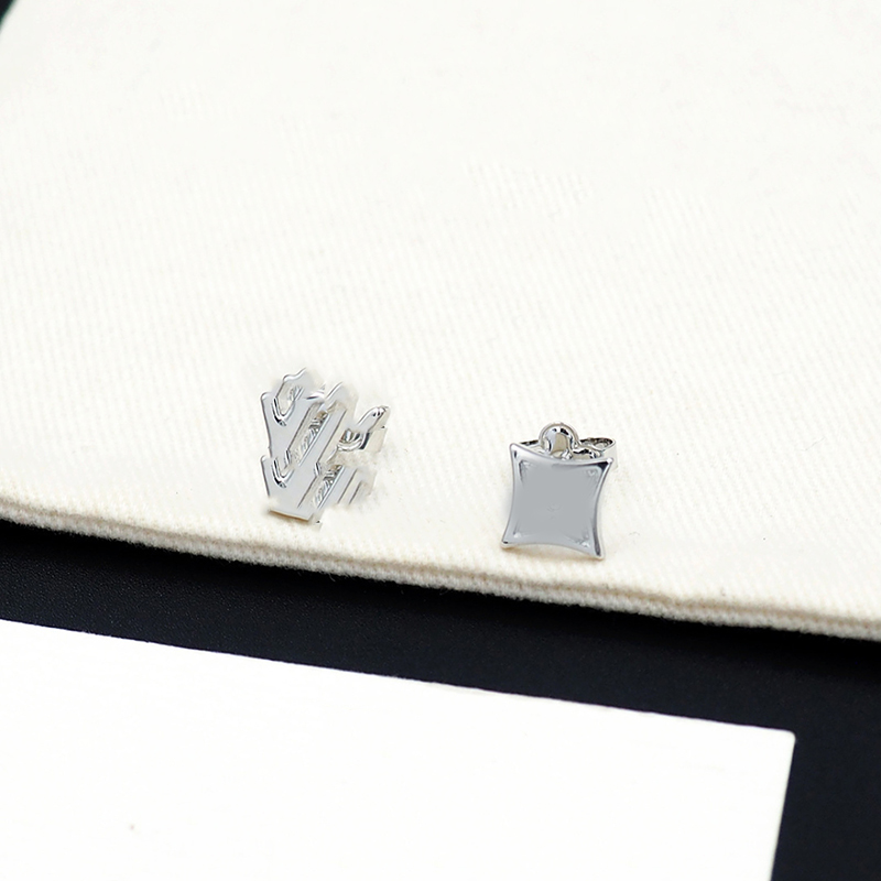 Accessori Per Polsini Auricolari Dal Design Elegante Ispirato Ai Fiori Con Accenti Argento Contemporanei 70182708-image