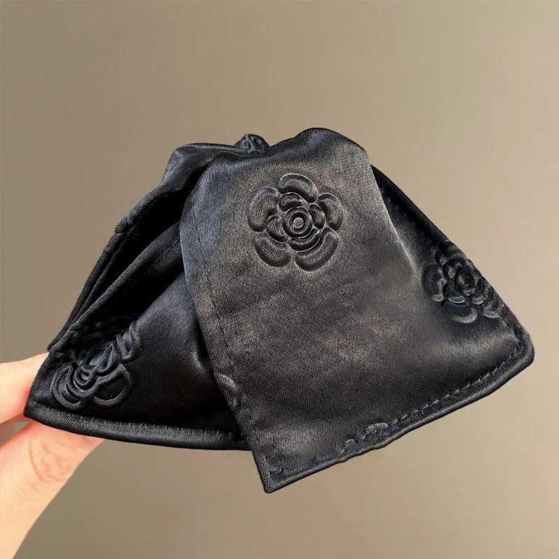 Retro Satin Triangle Hair Clip for Woman Elegant Rose Print Shark Clip Fashion Girls Back of The Head Hair Clamp H260324