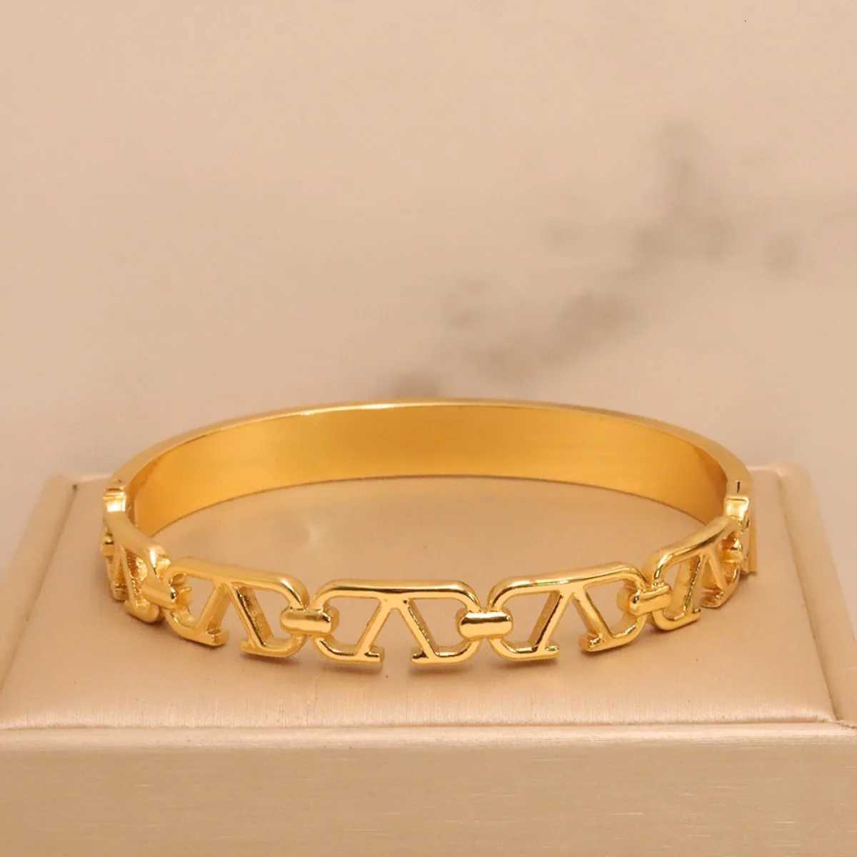 StainlESS Steel SnAP-on Bangles Women Gold Color Openwork Chain Bangles Fashion AccESSories Gift 60mm Button H260323 - view 6