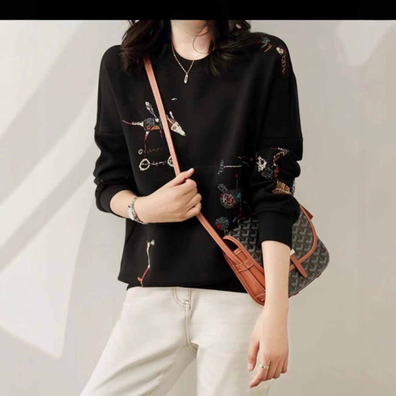 Womens Round Neck Sweatshirt 2025 Spring New Korean Style Loose Slimming Versatile Cartoon Embroidered Long Sleeve Top 240824