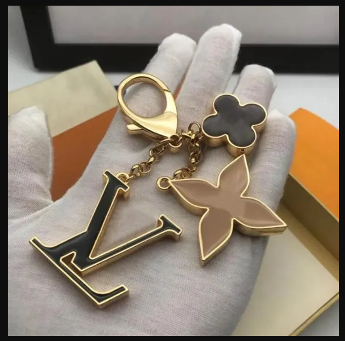 Luxury designers keychains Letters with diamonds designers keychain top Car Key Chain Women Buckle jewelry Keyring Bags Pendant Exquisite Gift