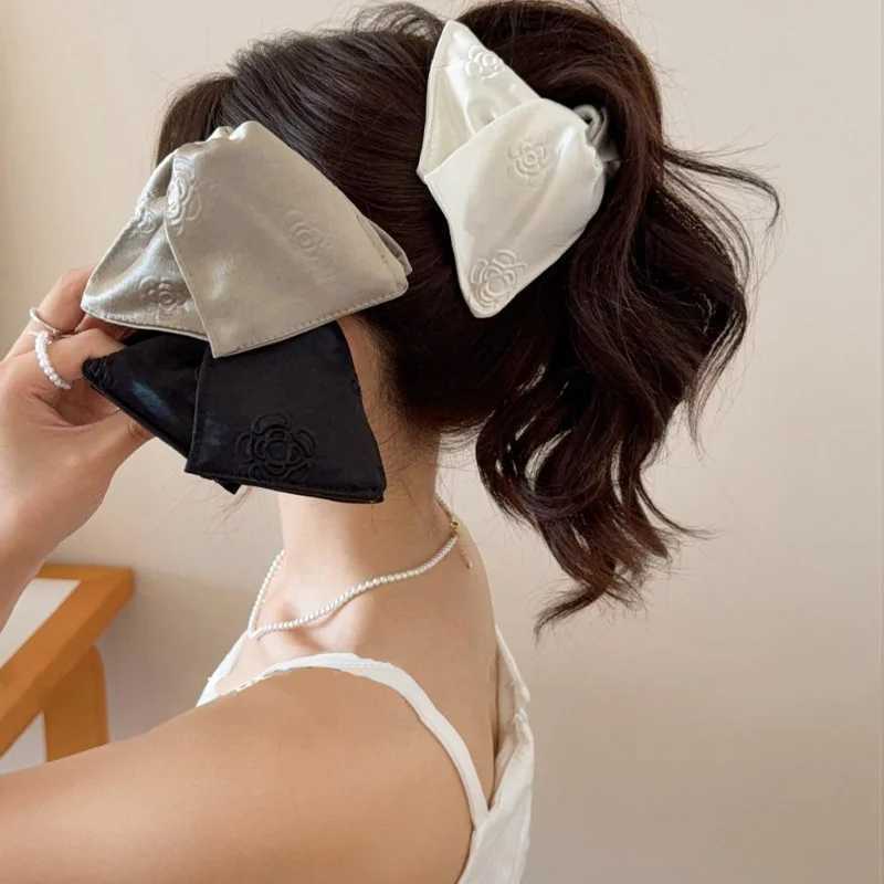 Retro Satin Triangle Hair Clip for Woman Elegant Rose Print Shark Clip Fashion Girls Back of The Head Hair Clamp H260324