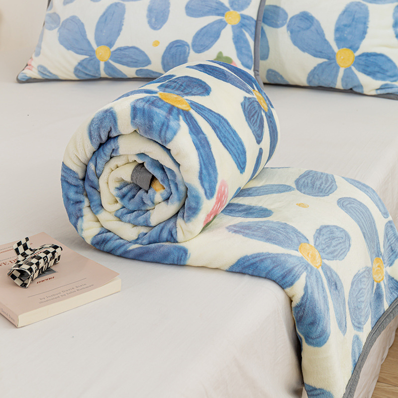 Thickened Milk Fleece Coral Fleece Flannel Sofa Throw Blanket for Office Lunchtime and Air-Conditioned Rooms